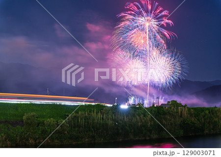 夏の夜空に映える夏の風物詩 打ち上げ花火風景 (鮎祭り花火大会 甲佐町) 夏の夜空に映える夏の風物詩 打ち上げ花火風景 (鮎祭り花火大会 甲佐町) 129003071