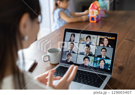 子育てと仕事を両立する女性のリモートワーク 129003407