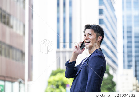スマホで電話する男性 スマホで電話する男性 129004532