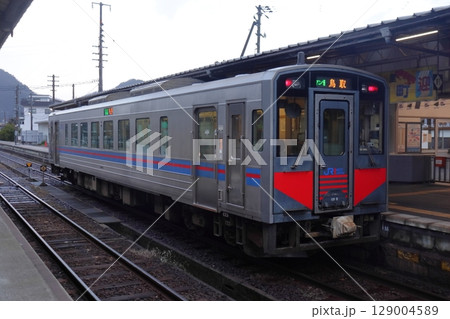 山陰本線 浜坂駅に停車中の鳥取行き普通列車（兵庫県新温泉町） 129004589
