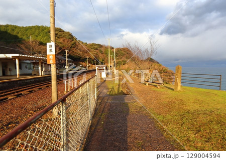 山陰本線 鎧駅の瑞風用景勝地展望の標識と釣鐘洞門 石碑(兵庫県香美町) 山陰本線 鎧駅の瑞風用景勝地展望の標識と釣鐘洞門 石碑(兵庫県香美町) 129004594