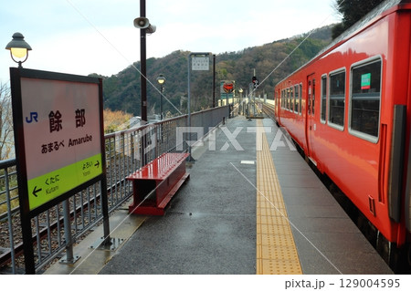 山陰本線　餘部駅の駅名標とキハ40形車両 129004595