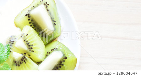 暑い夏に摂りたいビタミンC　カリウム ビタミンEたっぷりのキウイのクローズアップ 129004647