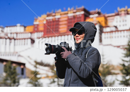 Photographer taking photo of the potala palace in Lhasa city,Tibet,China 129005037