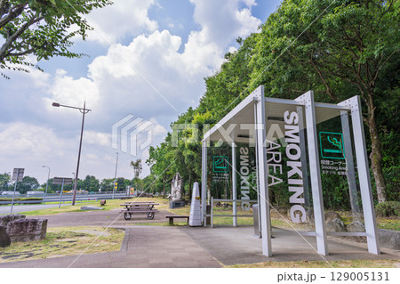 喫煙所　公園風景　高速道路休憩スポット風景　(九州自動車道 えびのパーキングエリア) 129005131