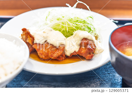 ボリューム満点、特製タレに漬け込んだジューシーなチキン南蛮　(九州自動車道 えびのパーキングエリア) 129005371