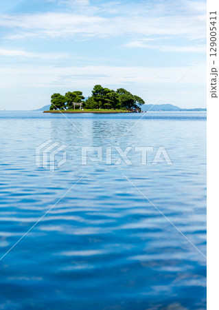 嫁ヶ島が見える宍道湖の風景 129005411