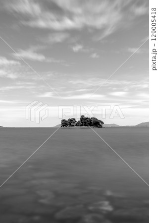 嫁ヶ島が見える宍道湖のモノクロ風景 129005418