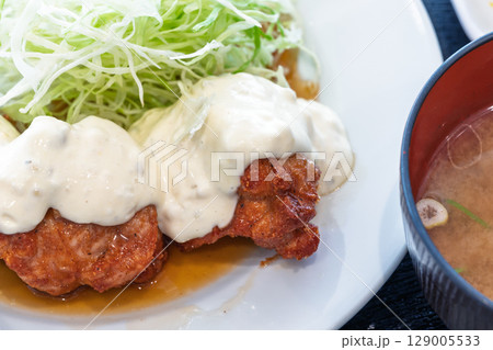 ボリューム満点、特製タレに漬け込んだジューシーなチキン南蛮　(九州自動車道 えびのパーキングエリア) 129005533