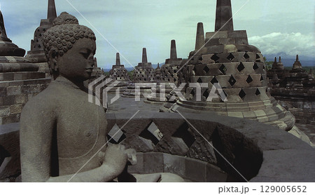 Borobudur ボロブドゥール寺院遺跡群，境内の内側 仏塔と仏像の石碑群 - 横アングル撮り 129005652