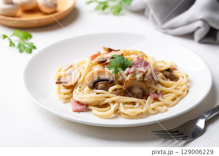 Spaghetti carbonara with ham, bacon and champignon mushroom, Italian food Spaghetti carbonara with ham, bacon and champignon mushroom, Italian food 129006229