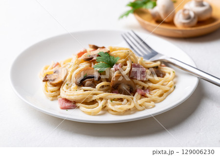 Spaghetti carbonara with ham, bacon and champignon mushroom, Italian food Spaghetti carbonara with ham, bacon and champignon mushroom, Italian food 129006230