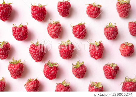 Flat lay of fresh ripe raspberry with leaf on pink background, Summer fruit, Top view Flat lay of fresh ripe raspberry with leaf on pink background, Summer fruit, Top view 129006274