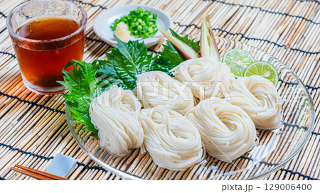 薬味と共に盛り付けた手延べ素麺の涼しげな夏の一皿 薬味と共に盛り付けた手延べ素麺の涼しげな夏の一皿 129006400