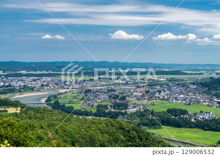 《新潟県》夏空の田園風景 《新潟県》夏空の田園風景 129006532