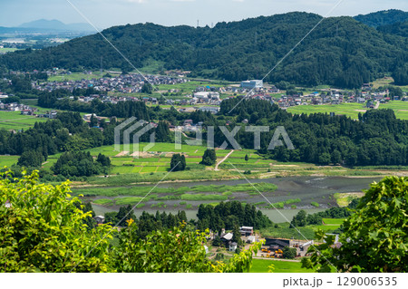 《新潟県》夏空の田園風景 《新潟県》夏空の田園風景 129006535