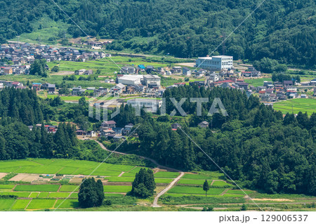 《新潟県》夏空の田園風景 《新潟県》夏空の田園風景 129006537