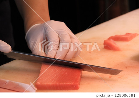 切り分けられる生マグロ　マグロの刺身 129006591