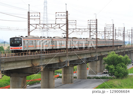 荒川橋梁を走るJR武蔵野線の電車 荒川橋梁を走るJR武蔵野線の電車 129006684