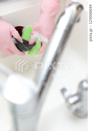キッチンで食器を洗う主婦 キッチンで食器を洗う主婦 129006694