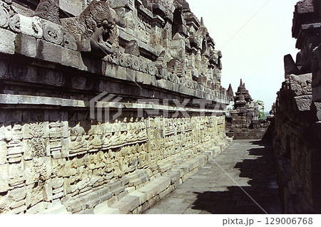 Stone sculptures / ボロブドゥール寺院遺跡群，境内に続く回廊の壁の彫刻の光景 129006768