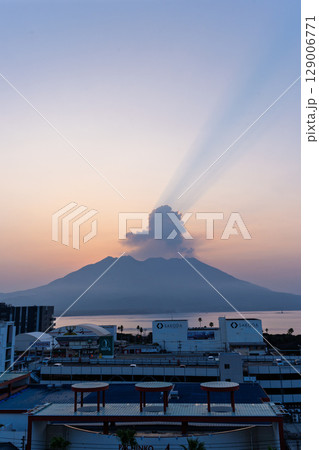 夜明け・朝焼け・日の出・朝陽を背景に映える活火山　鹿児島シンボル桜島風景(鹿児島県鹿児島市) 129006771