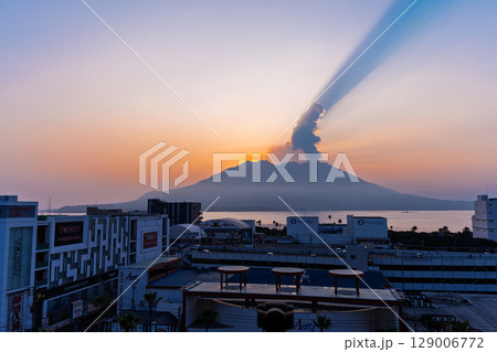 夜明け・朝焼け・日の出・朝陽を背景に映える活火山 鹿児島シンボル桜島風景(鹿児島県鹿児島市) 夜明け・朝焼け・日の出・朝陽を背景に映える活火山 鹿児島シンボル桜島風景(鹿児島県鹿児島市) 129006772