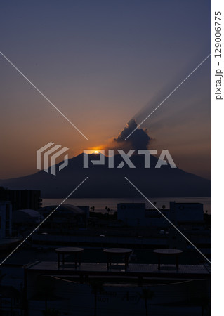 夜明け・朝焼け・日の出・朝陽を背景に映える活火山 鹿児島シンボル桜島風景(鹿児島県鹿児島市) 夜明け・朝焼け・日の出・朝陽を背景に映える活火山 鹿児島シンボル桜島風景(鹿児島県鹿児島市) 129006775