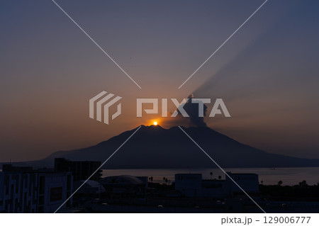 夜明け・朝焼け・日の出・朝陽を背景に映える活火山 鹿児島シンボル桜島風景(鹿児島県鹿児島市) 夜明け・朝焼け・日の出・朝陽を背景に映える活火山 鹿児島シンボル桜島風景(鹿児島県鹿児島市) 129006777