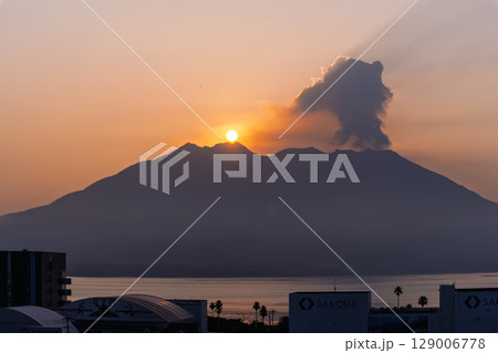夜明け・朝焼け・日の出・朝陽を背景に映える活火山 鹿児島シンボル桜島風景(鹿児島県鹿児島市) 夜明け・朝焼け・日の出・朝陽を背景に映える活火山 鹿児島シンボル桜島風景(鹿児島県鹿児島市) 129006778