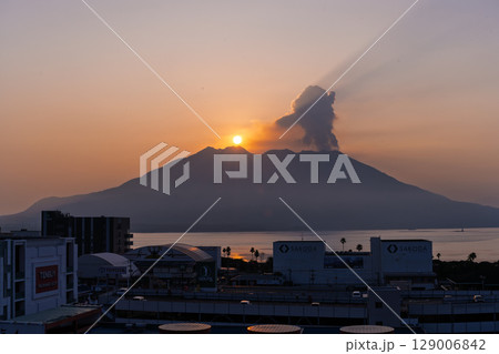 夜明け・朝焼け・日の出・朝陽を背景に映える活火山 鹿児島シンボル桜島風景(鹿児島県鹿児島市) 夜明け・朝焼け・日の出・朝陽を背景に映える活火山 鹿児島シンボル桜島風景(鹿児島県鹿児島市) 129006842