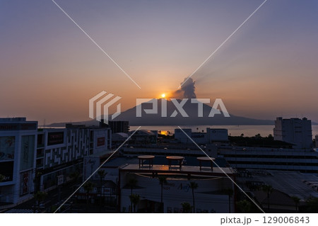 夜明け・朝焼け・日の出・朝陽を背景に映える活火山 鹿児島シンボル桜島風景(鹿児島県鹿児島市) 夜明け・朝焼け・日の出・朝陽を背景に映える活火山 鹿児島シンボル桜島風景(鹿児島県鹿児島市) 129006843