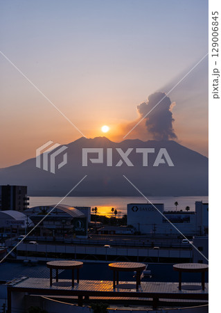 夜明け・朝焼け・日の出・朝陽を背景に映える活火山　鹿児島シンボル桜島風景(鹿児島県鹿児島市) 129006845