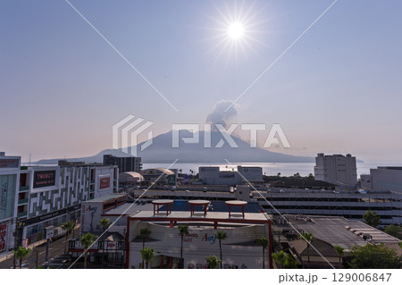 夜明け・朝焼け・日の出・朝陽を背景に映える活火山 鹿児島シンボル桜島風景(鹿児島県鹿児島市) 夜明け・朝焼け・日の出・朝陽を背景に映える活火山 鹿児島シンボル桜島風景(鹿児島県鹿児島市) 129006847