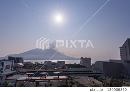 夜明け・朝焼け・日の出・朝陽を背景に映える活火山 鹿児島シンボル桜島風景(鹿児島県鹿児島市) 夜明け・朝焼け・日の出・朝陽を背景に映える活火山 鹿児島シンボル桜島風景(鹿児島県鹿児島市) 129006850