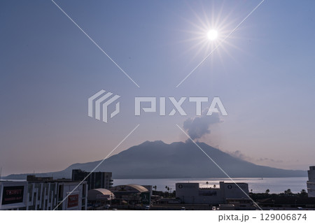 夜明け・朝焼け・日の出・朝陽を背景に映える活火山　鹿児島シンボル桜島風景(鹿児島県鹿児島市) 129006874