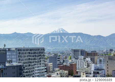 山梨県甲府市 市内展望台から望む甲府市の街並み(中央に富士山) 山梨県甲府市 市内展望台から望む甲府市の街並み(中央に富士山) 129006889