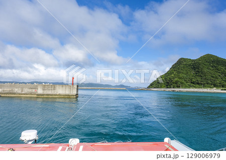 阿嘉島の阿嘉港を出発する高速船 阿嘉島の阿嘉港を出発する高速船 129006979