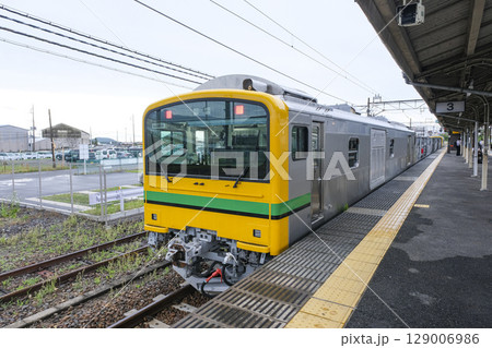 渋川駅に停車中の砕石運搬用の事業用車 渋川駅に停車中の砕石運搬用の事業用車 129006986
