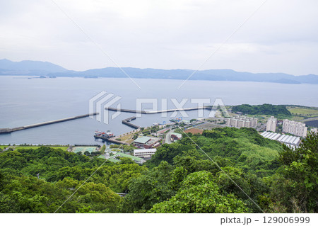 高島の権現山公園展望台から眺める高島港 129006999