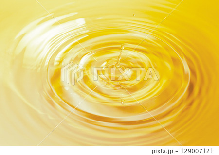 水面に落ちる水滴. 129007121