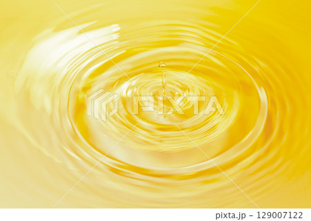 水面に落ちる水滴. 129007122