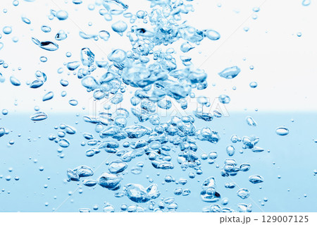 水中に舞い上がるたくさんの気泡. 水中に舞い上がるたくさんの気泡. 129007125