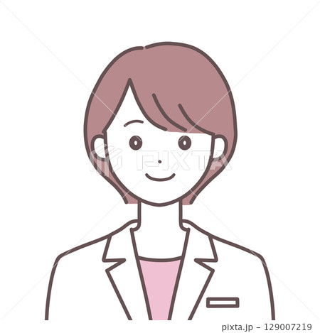 正面を向いた笑顔の白衣の女性 129007219