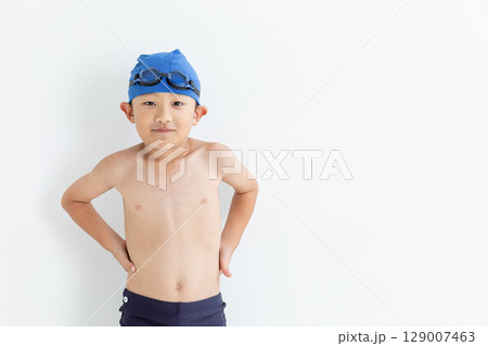 水着を着た笑顔の男の子 129007463