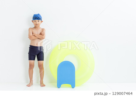 水着を着た笑顔の男の子 129007464
