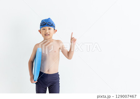 水着を着た笑顔の男の子 129007467