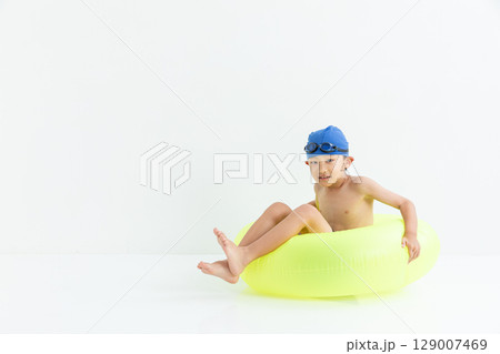 浮き輪で遊ぶ男の子 129007469