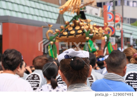 祭りの鉢巻　くわがたかぶりの女性 129007491