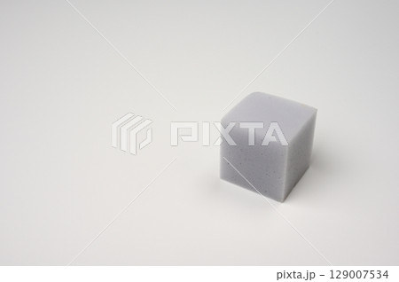 置いた四角いスポンジ01 129007534